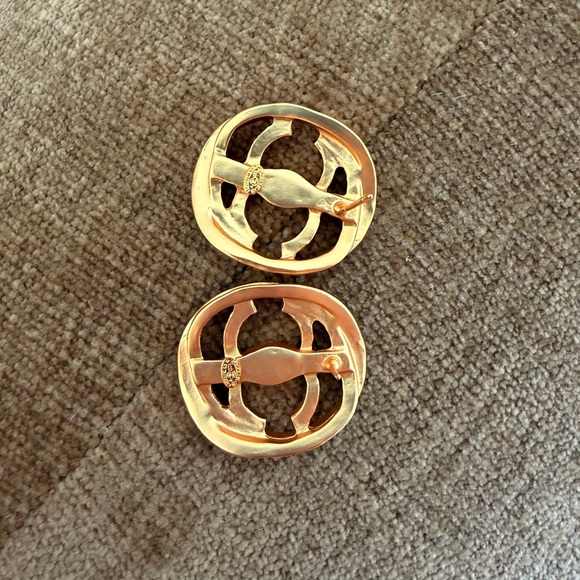 ✨Vintage Chanel Gold-Tone CC Earrings✨ - Picture 9 of 13